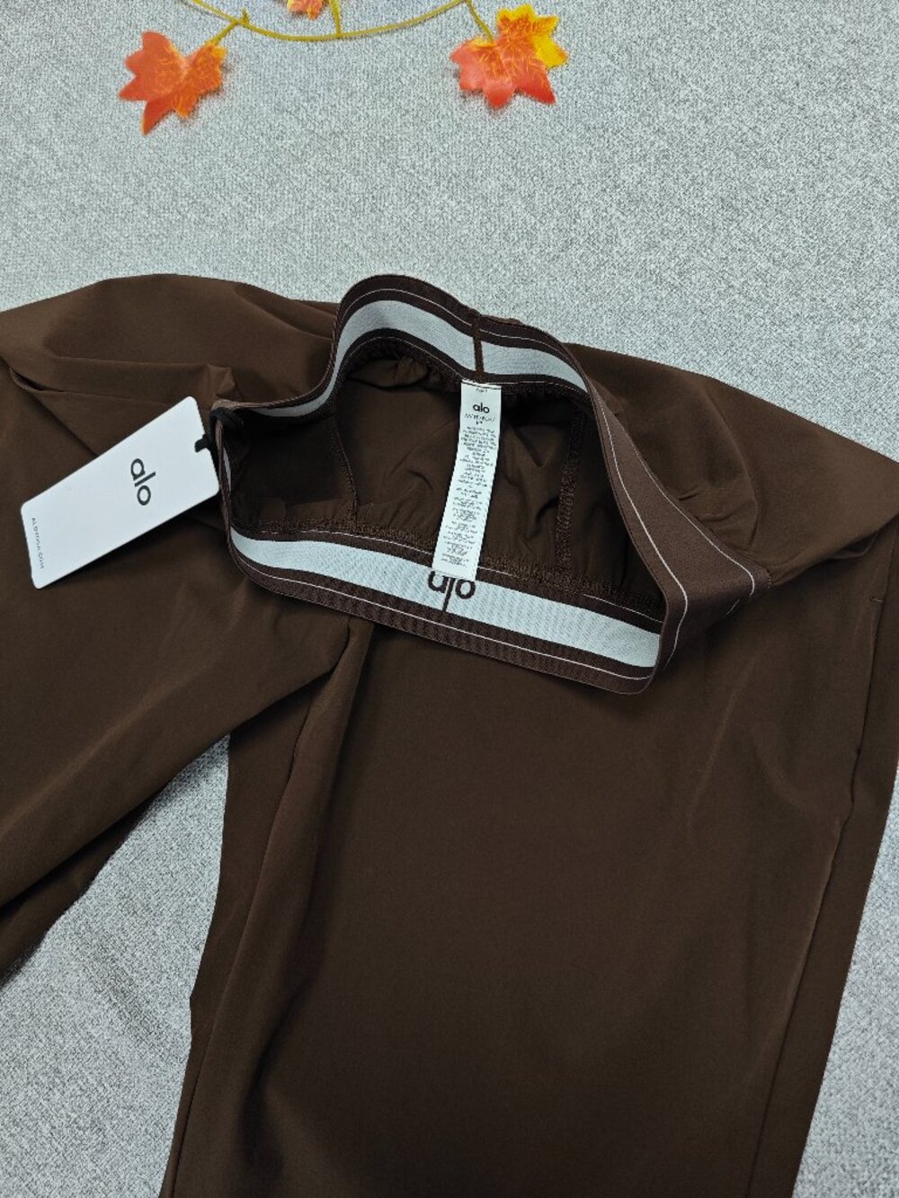 NWT ALO Yoga Regular Espresso Brown Size M 🎨 Relaxed Fit Suit Up Trousers - Picture 7 of 8
